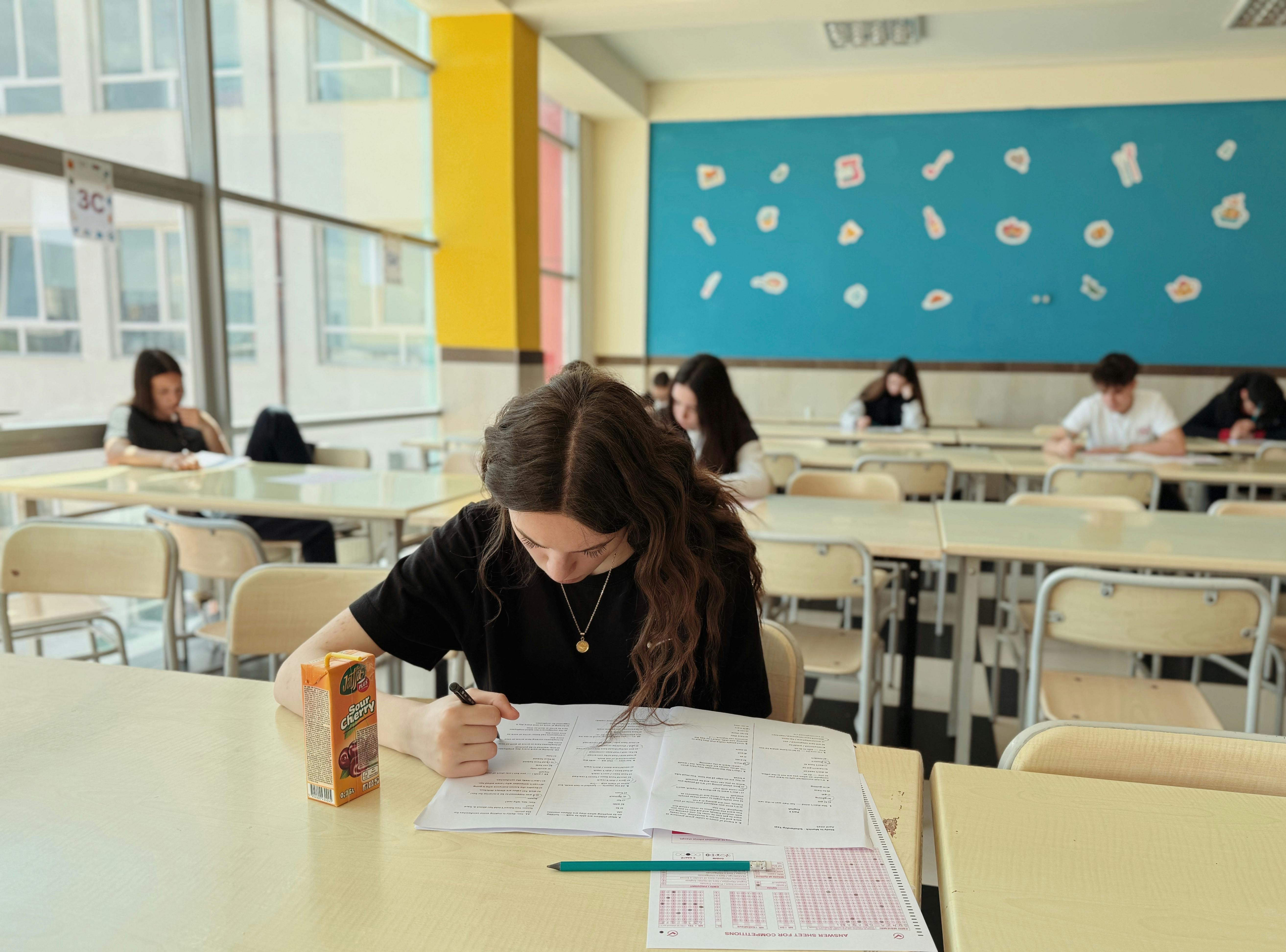 学生正在考试
